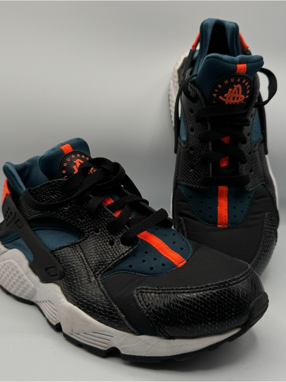 Nike Air Huarache Women’s Run Black Hyper Crimson Space Blue